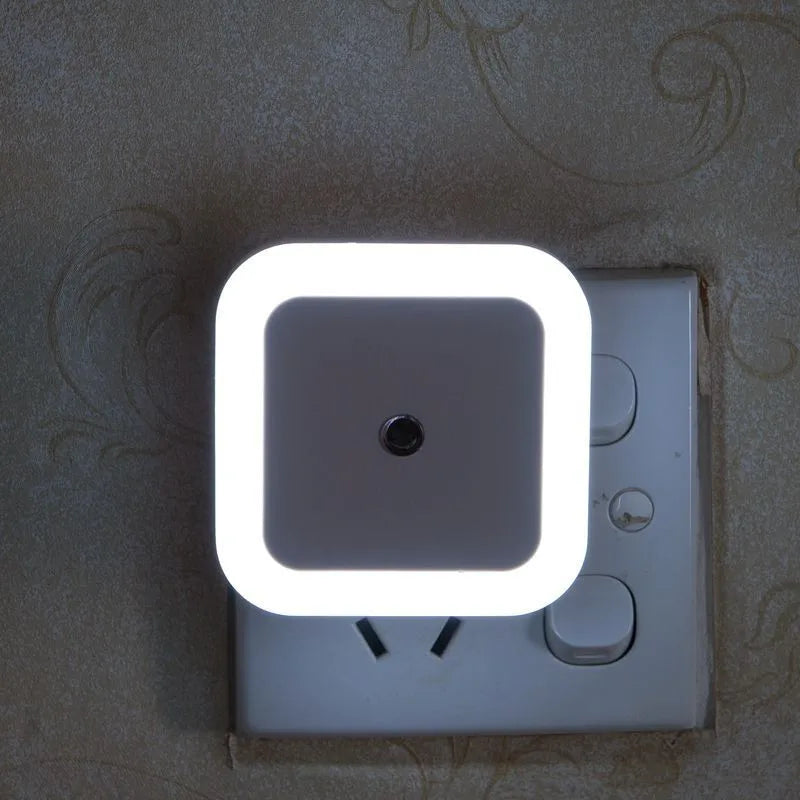 Luz Noturna LED Sem Fio com Sensor – Mini Luz de Tomada (Padrão UE/EUA) para Decoração e Iluminação de Quartos (Infantil e Adulto) e Salas