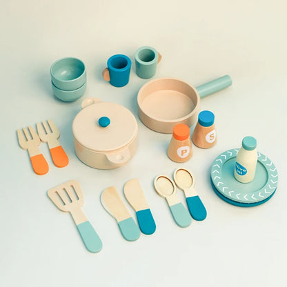 Juego de cocina de madera Montessori con platos y accesorios, ideal como regalo para niños pequeños a partir de 3 años.