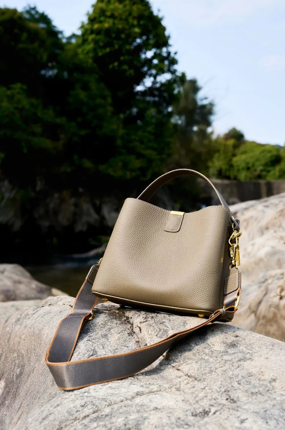 100% Genuine Leather Women's Bucket Bag Luxury Designer Versatile Shoulder Bag Women Commuter Crossbody Bags Female Handbag