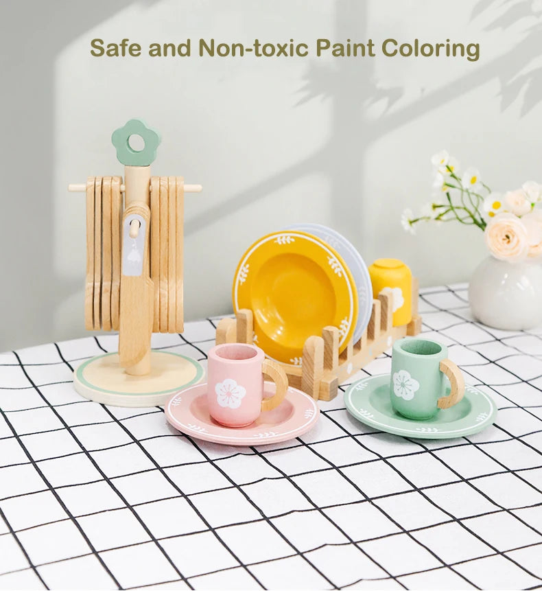 Juego de cocina de madera Montessori con platos y accesorios, ideal como regalo para niños pequeños a partir de 3 años.