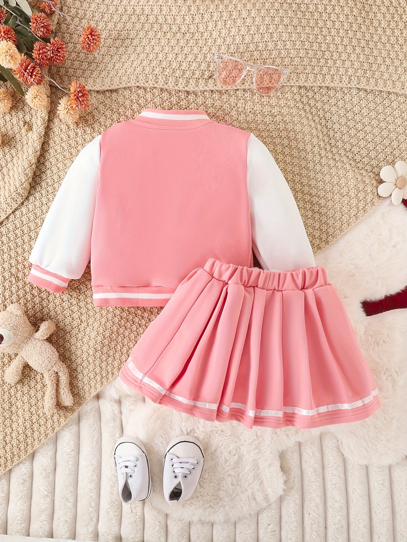 Conjunto de 2 piezas de chaqueta de béisbol con estampado de niña y falda plisada para exteriores, ideal para fiestas y deportes.