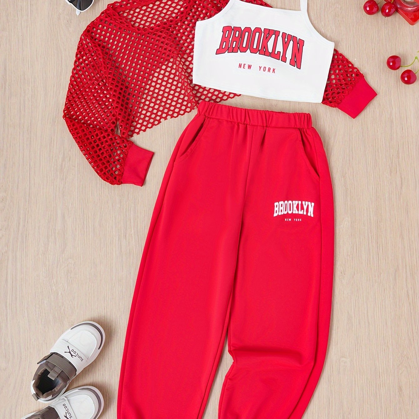 Conjunto de 3 piezas para niñas: camiseta con letras Brooklyn, top playero y pantalón deportivo. Versátil para uso informal de verano y exterior.