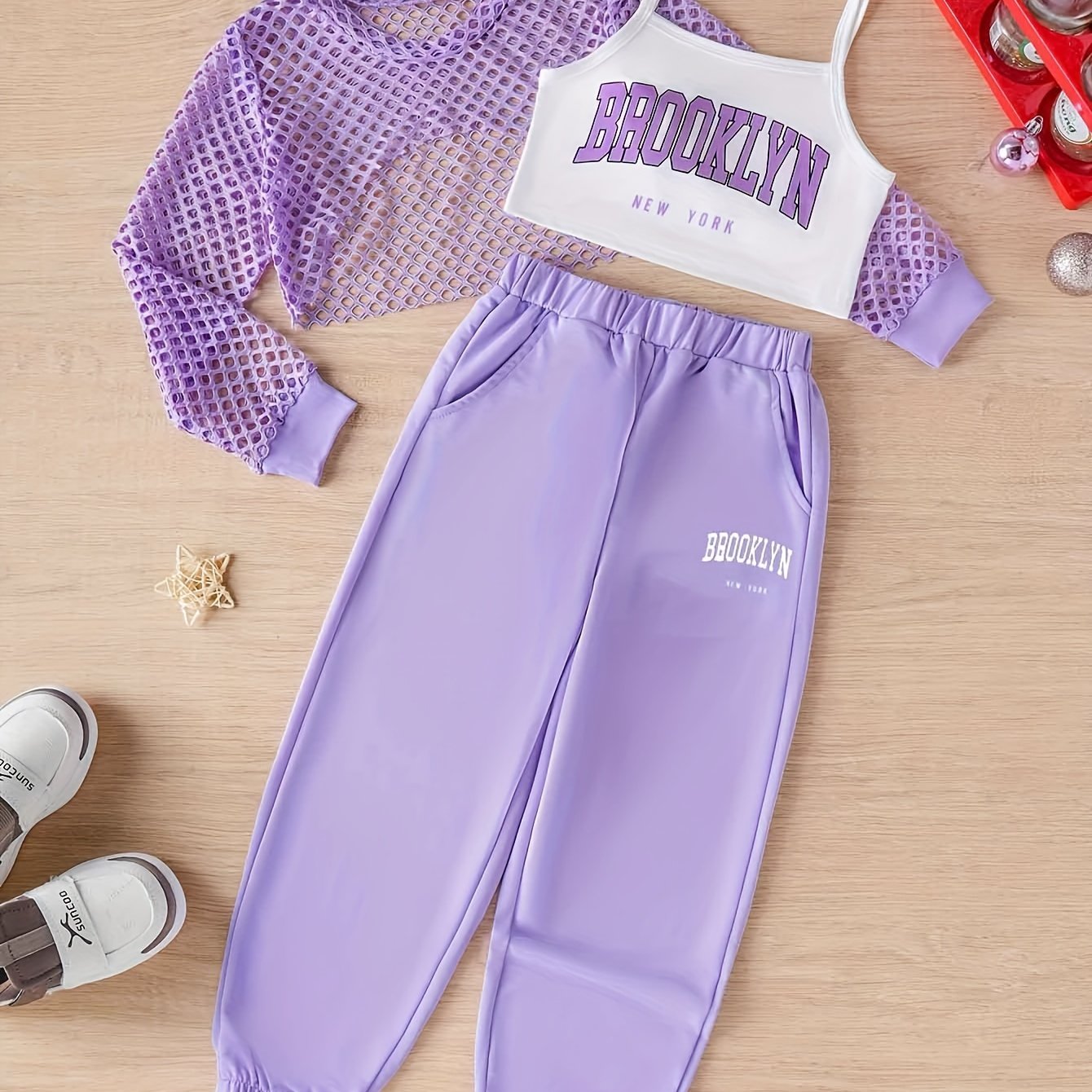 Conjunto de 3 piezas para niñas: camiseta con letras Brooklyn, top playero y pantalón deportivo. Versátil para uso informal de verano y exterior.