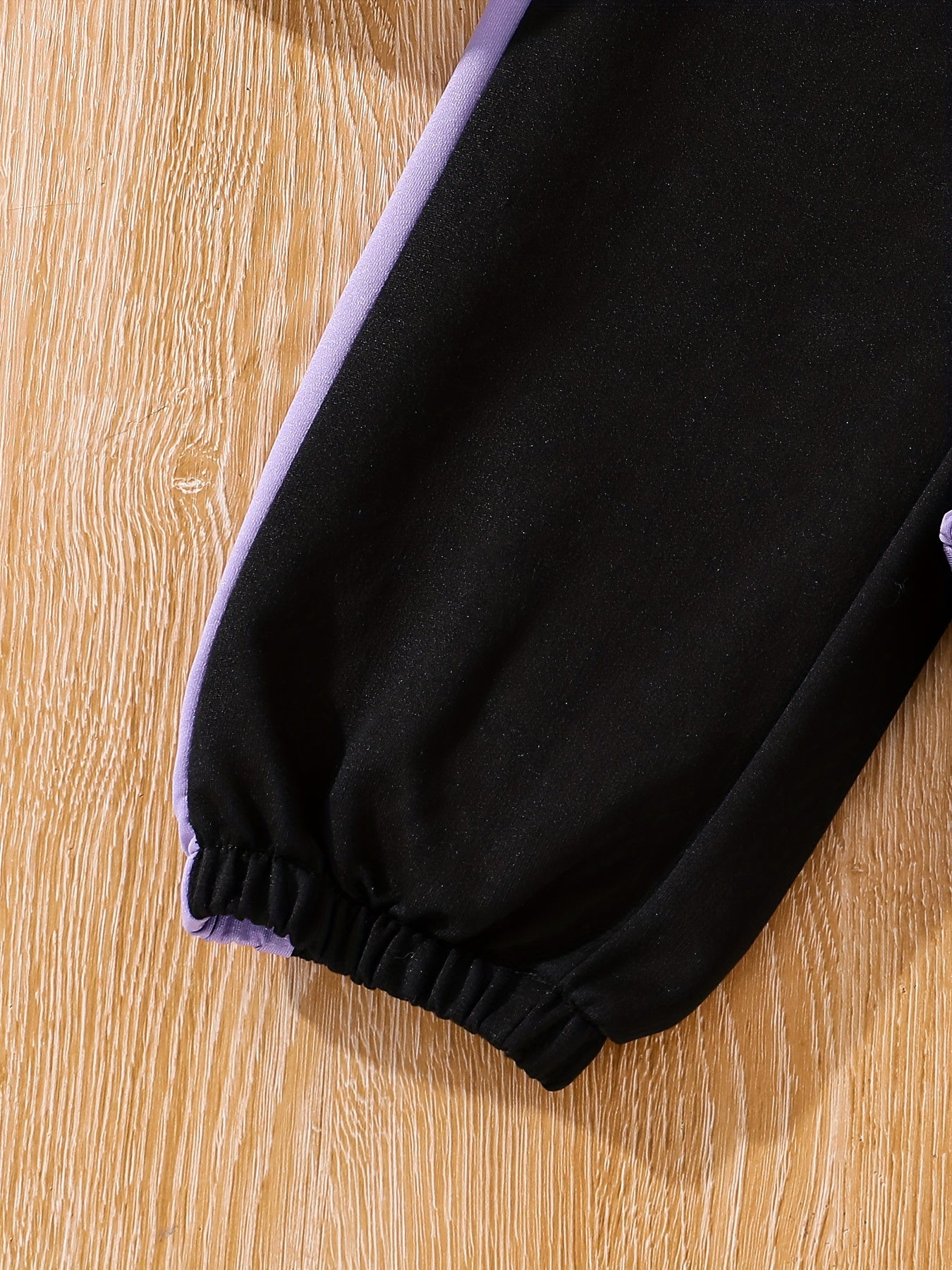Conjunto deportivo de 3 piezas para niña: sudadera con capucha, camiseta de tirantes y pantalón deportivo. Versátil y cómodo para uso informal al aire libre. Ideal como regalo.