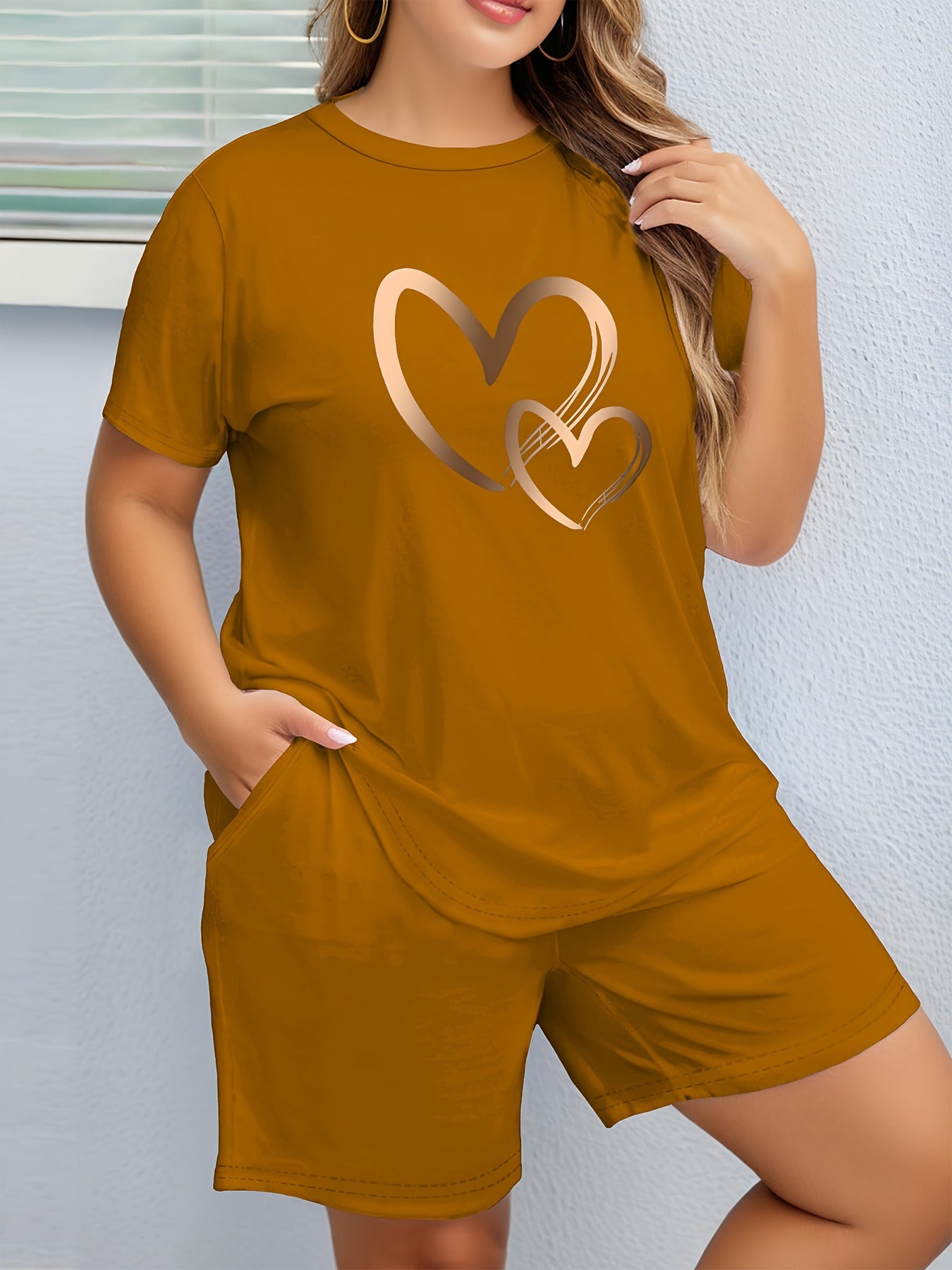 2pcs Women's Plus Size Casual Outfit - Heart Print Short Sleeve T-Shirt & Pocketed Shorts, Stretchy Waistband, Crew Neck, Soft Fabric, Perfect for Spring/Summer