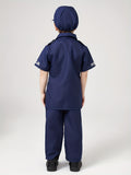 Disfraz de policía para fiesta de temática profesional para niño: camisa de manga corta, pantalón azul marino, gorra y porra a juego. Conjunto de 4 piezas, perfecto para Halloween, carnaval y presentaciones de personajes de películas.