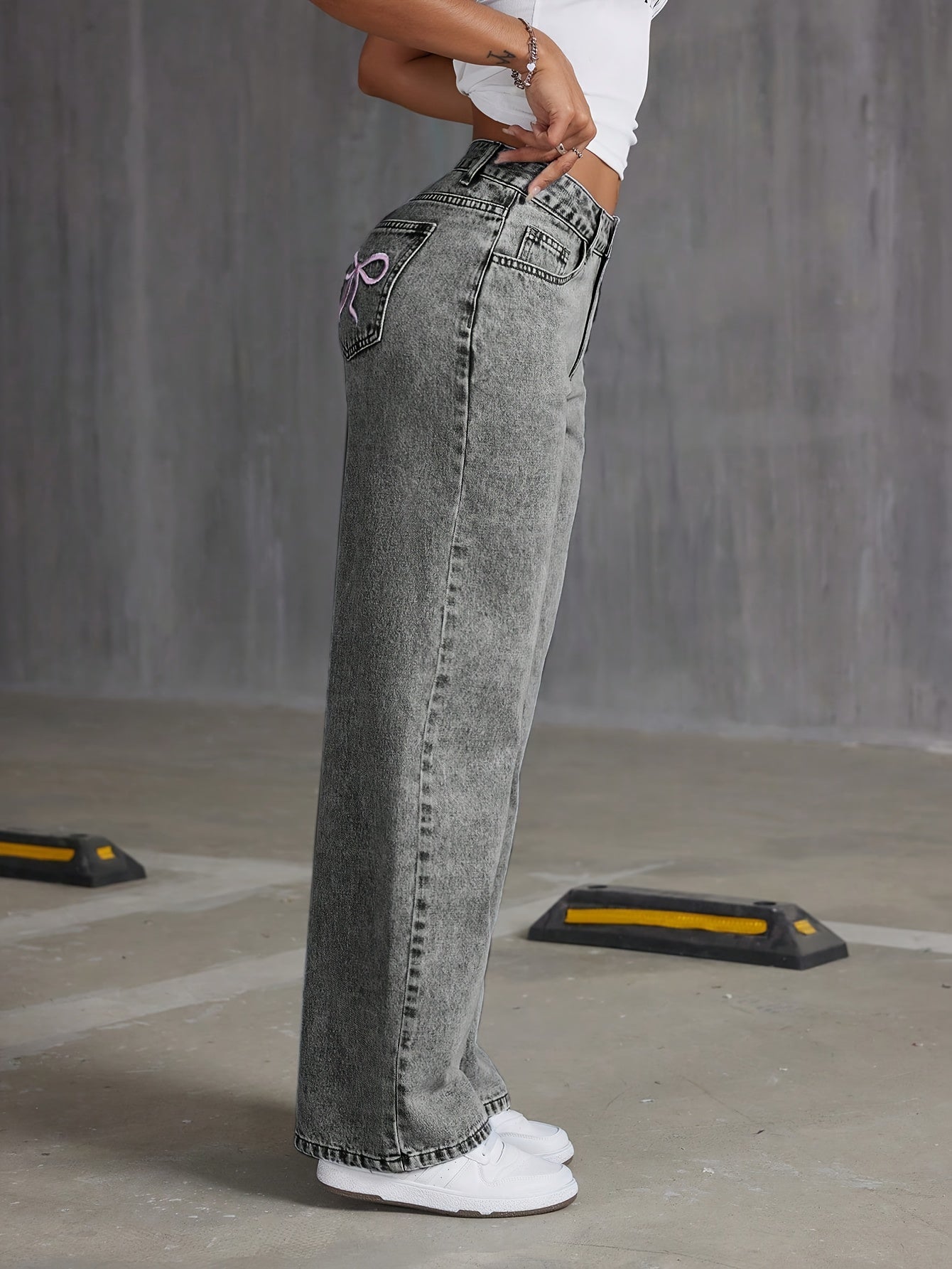 Jeans de mezclilla de moda para niñas HEY+JEANS, corte holgado largo, cintura ajustable, pierna ancha, bordado de mariposa, sin elasticidad, de temporada, cierre de cremallera, pantalones casuales juveniles.