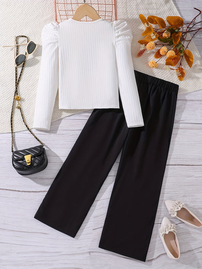 Conjunto elegante de 2 piezas para niña: camiseta de manga larga y pantalón recto con detalle de cadena metálica. Perfecto para otoño/invierno. Lavable a máquina. Ideal para exteriores.