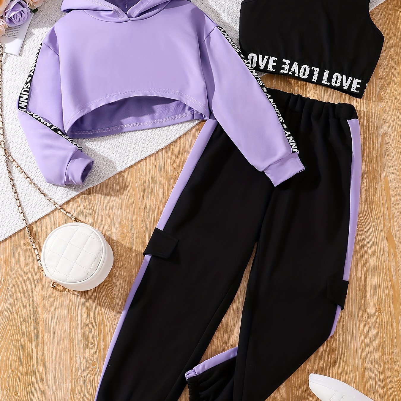 Conjunto deportivo de 3 piezas para niña: sudadera con capucha, camiseta de tirantes y pantalón deportivo. Versátil y cómodo para uso informal al aire libre. Ideal como regalo.