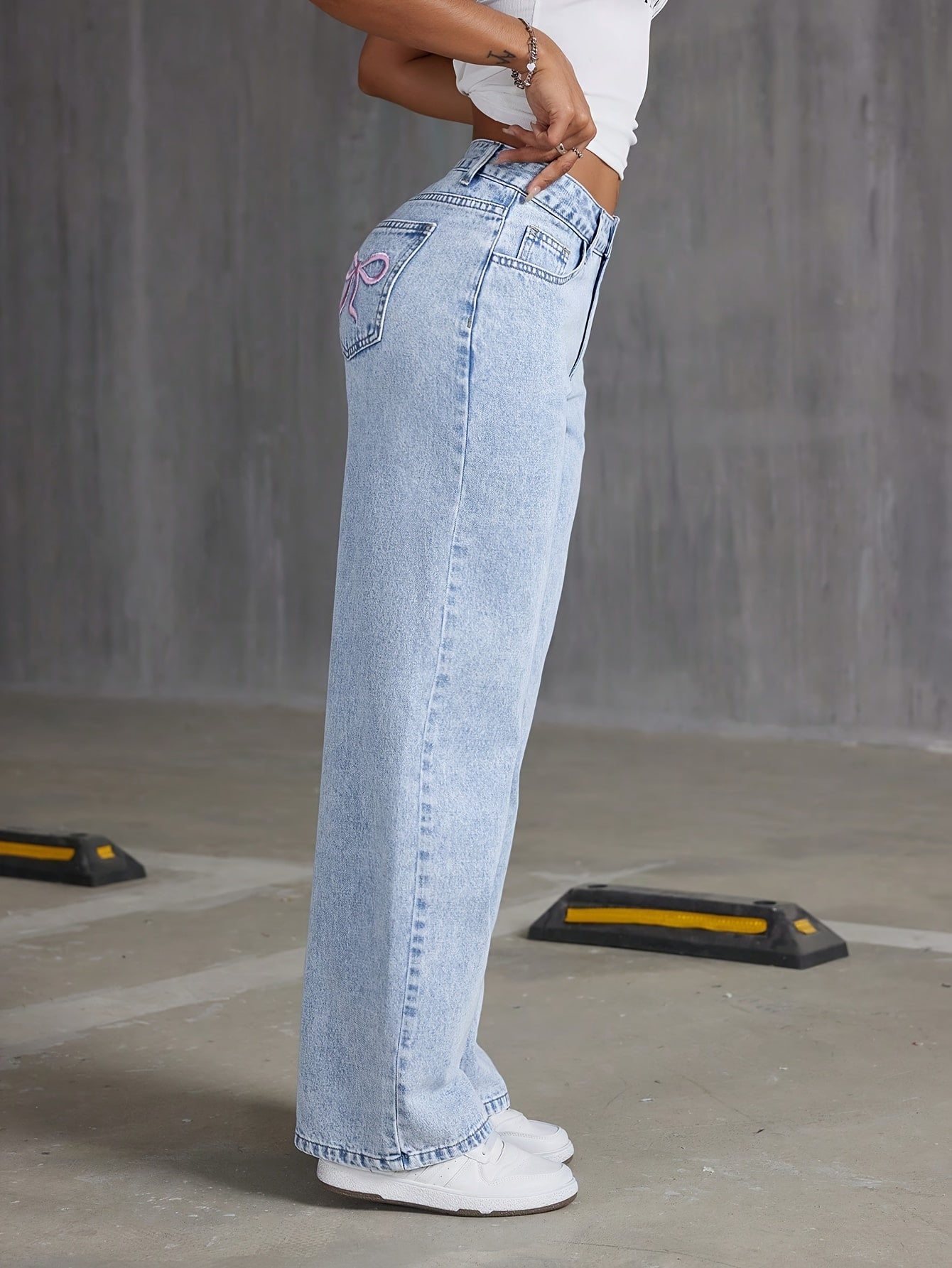 Jeans de mezclilla de moda para niñas HEY+JEANS, corte holgado largo, cintura ajustable, pierna ancha, bordado de mariposa, sin elasticidad, de temporada, cierre de cremallera, pantalones casuales juveniles.