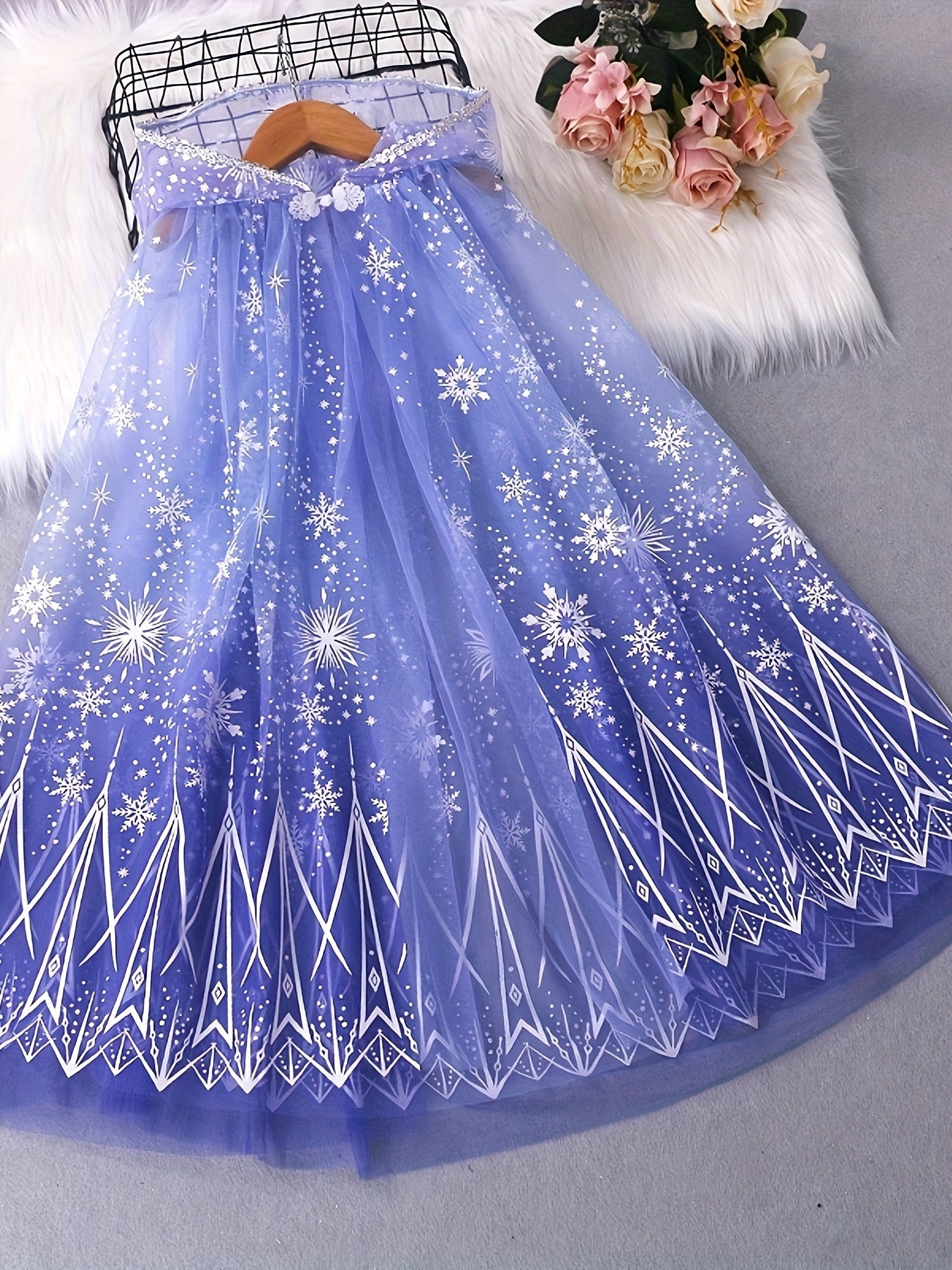Capa de copo de nieve con degradado azul encantador para niños - Poliéster; Estampado floral; Detalle de botones; Tejido de punto ligeramente elástico; Corte estándar; Edad 3+; Disfraz de Halloween