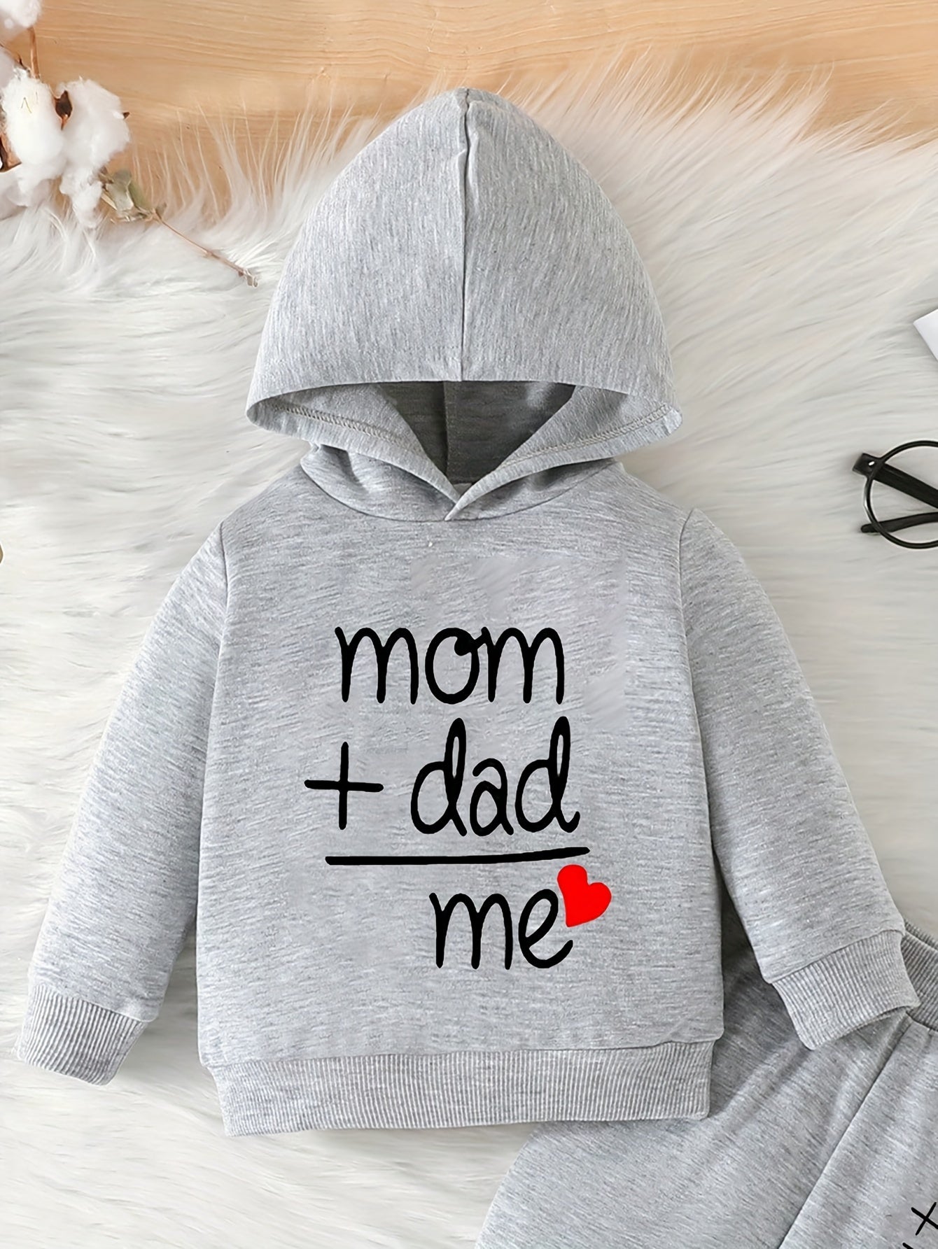Conjunto de sudadera con capucha y pantalones de manga larga con estampado de letras "Love Dad and Mom" ​​de dos piezas para niños pequeños, ideal para exteriores.