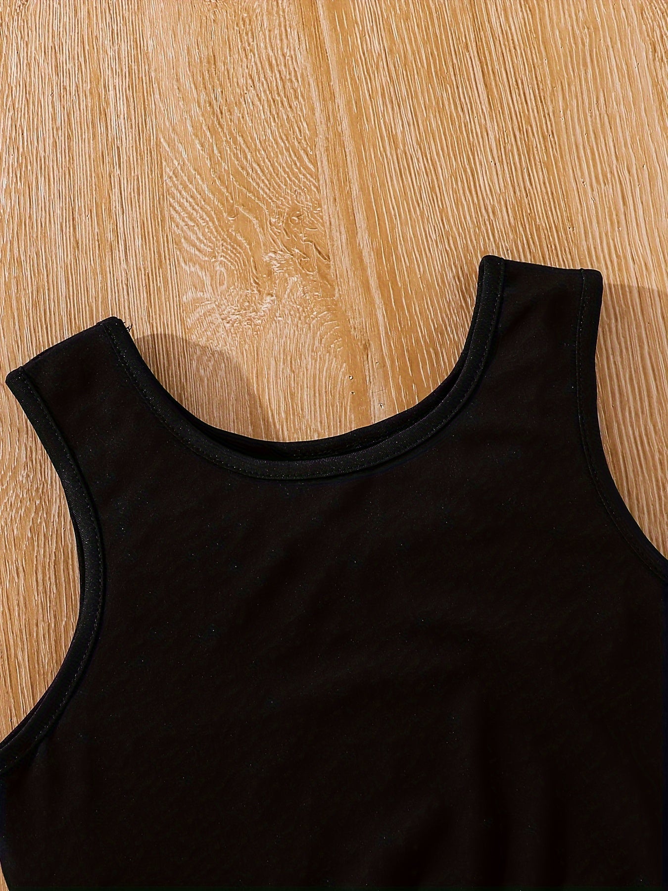 Conjunto deportivo de 3 piezas para niña: sudadera con capucha, camiseta de tirantes y pantalón deportivo. Versátil y cómodo para uso informal al aire libre. Ideal como regalo.