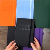 Cuaderno planificador diario QS 2025: organizador de gestión del tiempo de 365 días con resúmenes semanales y mensuales, y recordatorios de autodisciplina para una planificación de vida eficiente.