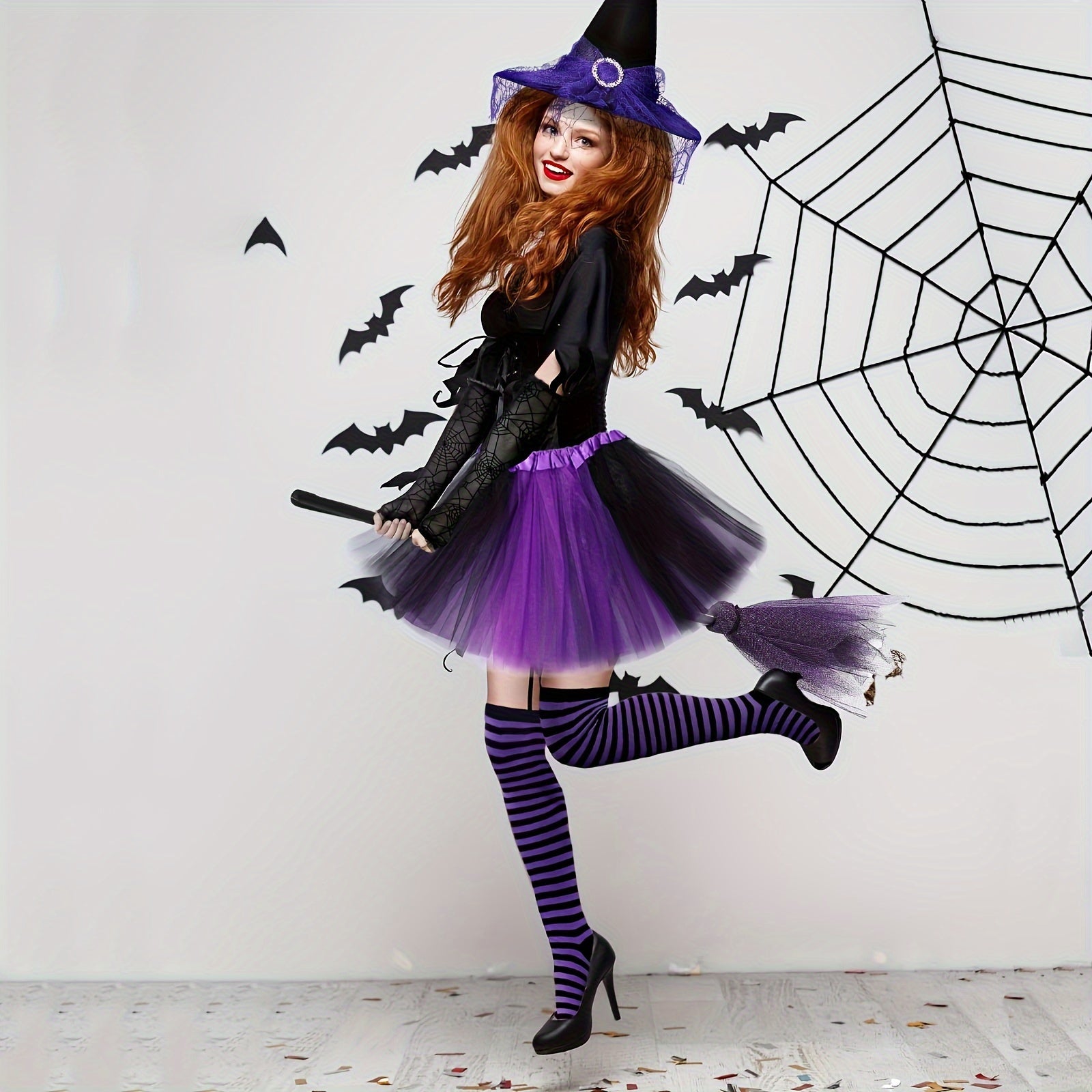 Disfraz de bruja de Halloween para mujer, 3 piezas: sombrero de bruja gótico, falda de tul y calcetines a rayas hasta la rodilla.