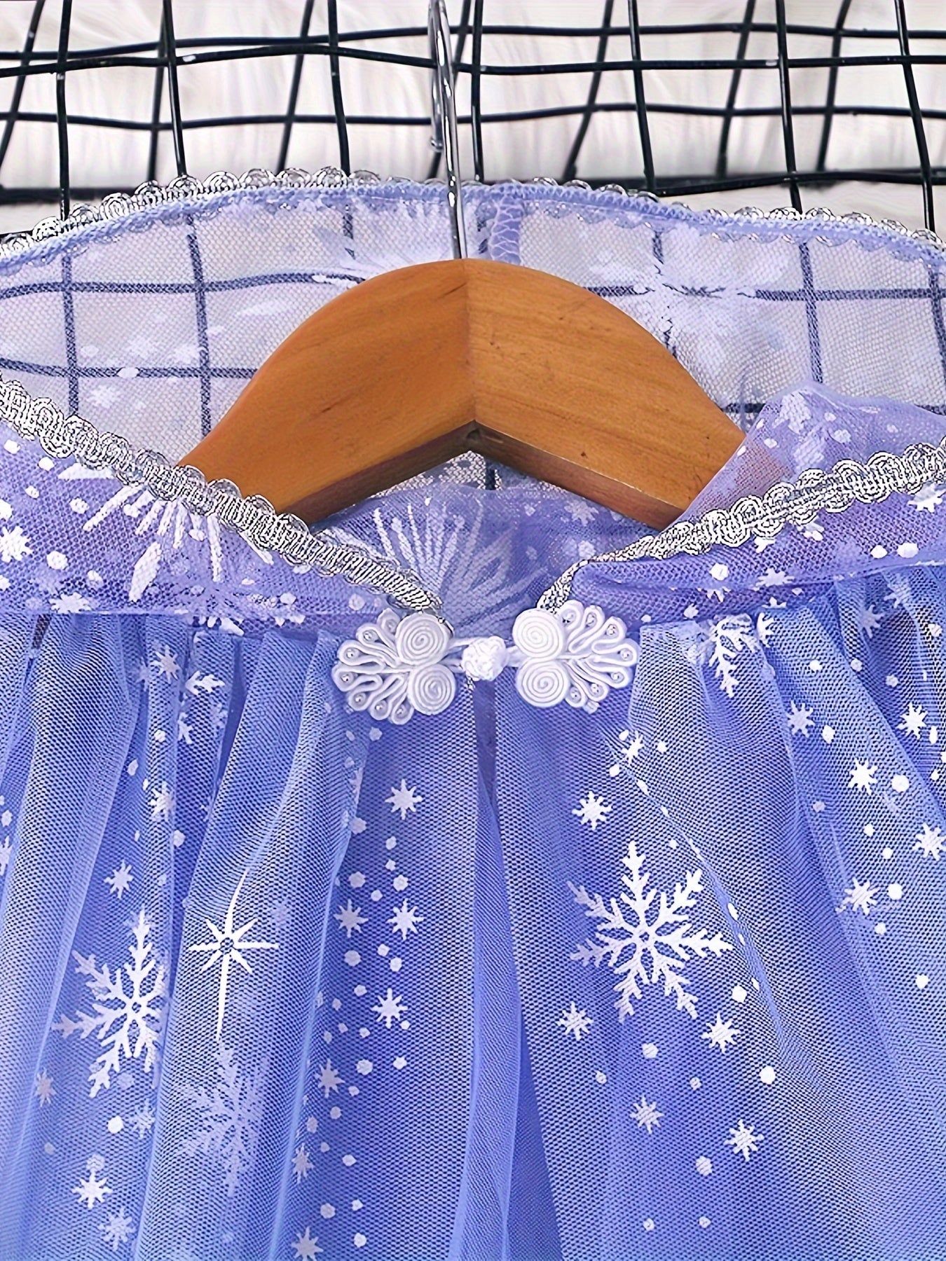 Capa de copo de nieve con degradado azul encantador para niños - Poliéster; Estampado floral; Detalle de botones; Tejido de punto ligeramente elástico; Corte estándar; Edad 3+; Disfraz de Halloween