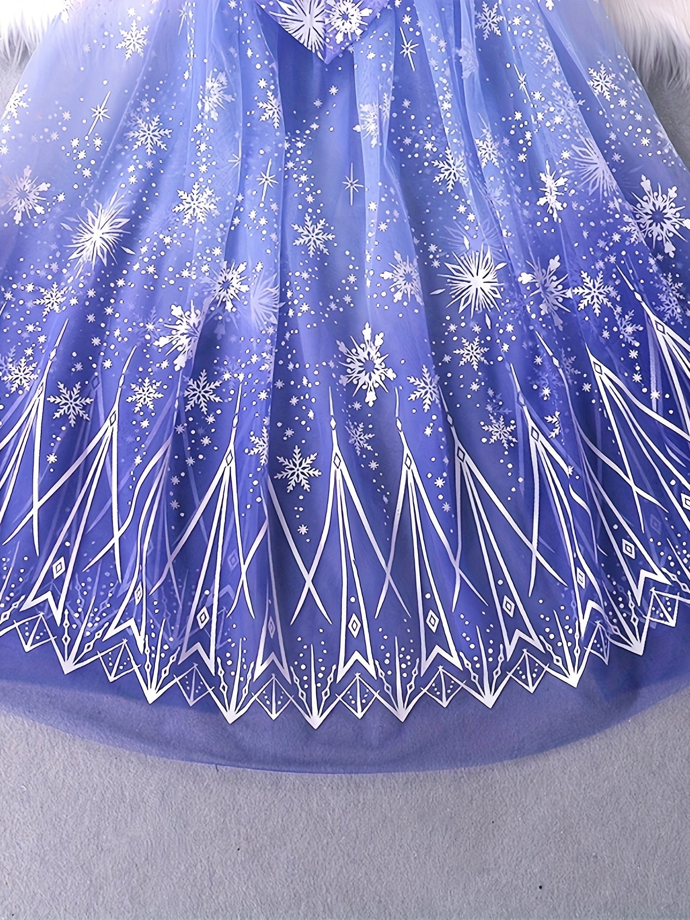 Capa de copo de nieve con degradado azul encantador para niños - Poliéster; Estampado floral; Detalle de botones; Tejido de punto ligeramente elástico; Corte estándar; Edad 3+; Disfraz de Halloween