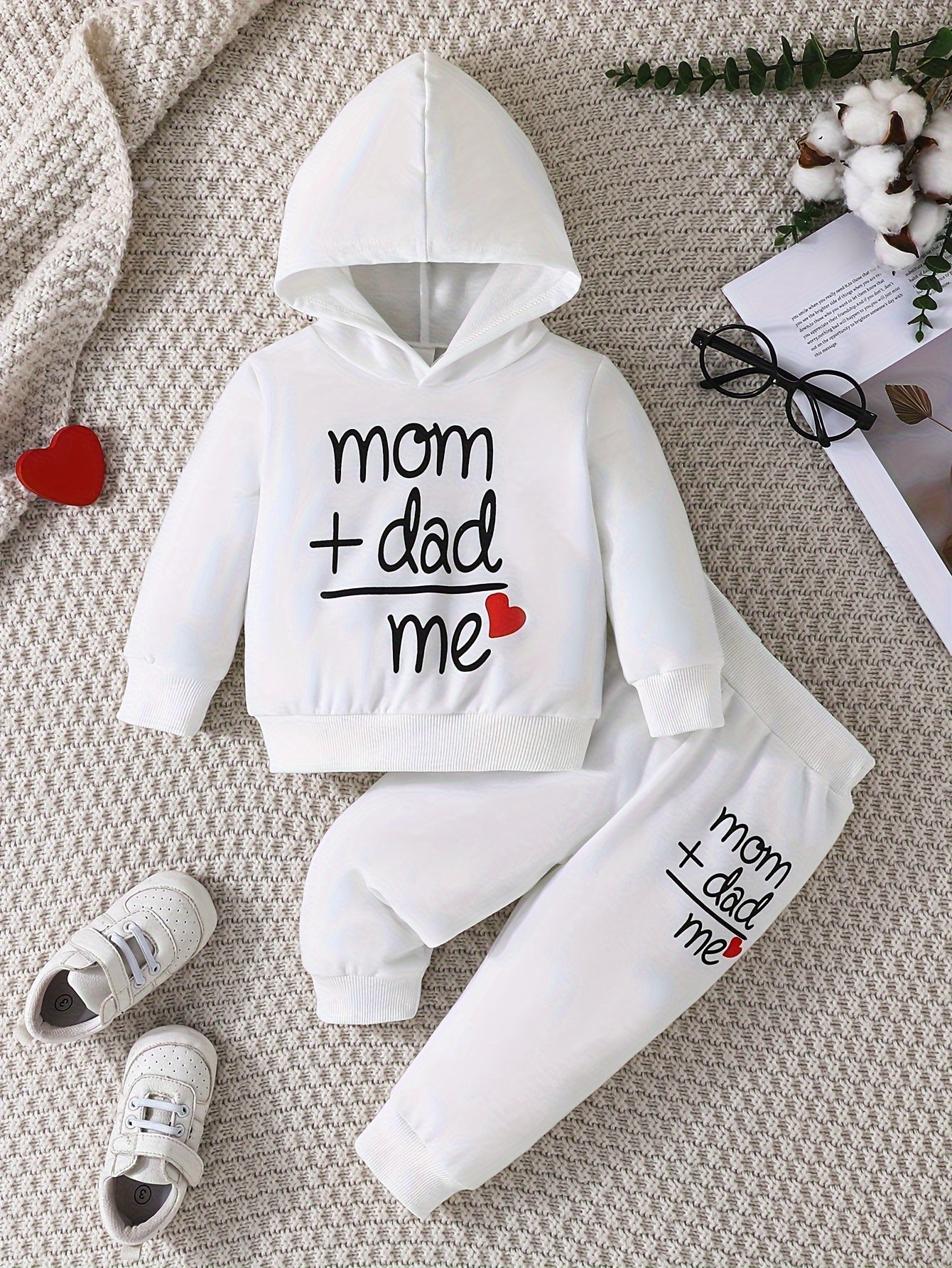 Conjunto de sudadera con capucha y pantalones de manga larga con estampado de letras "Love Dad and Mom" ​​de dos piezas para niños pequeños, ideal para exteriores.