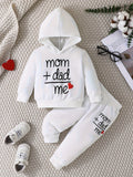 Conjunto de sudadera con capucha y pantalones de manga larga con estampado de letras "Love Dad and Mom" ​​de dos piezas para niños pequeños, ideal para exteriores.