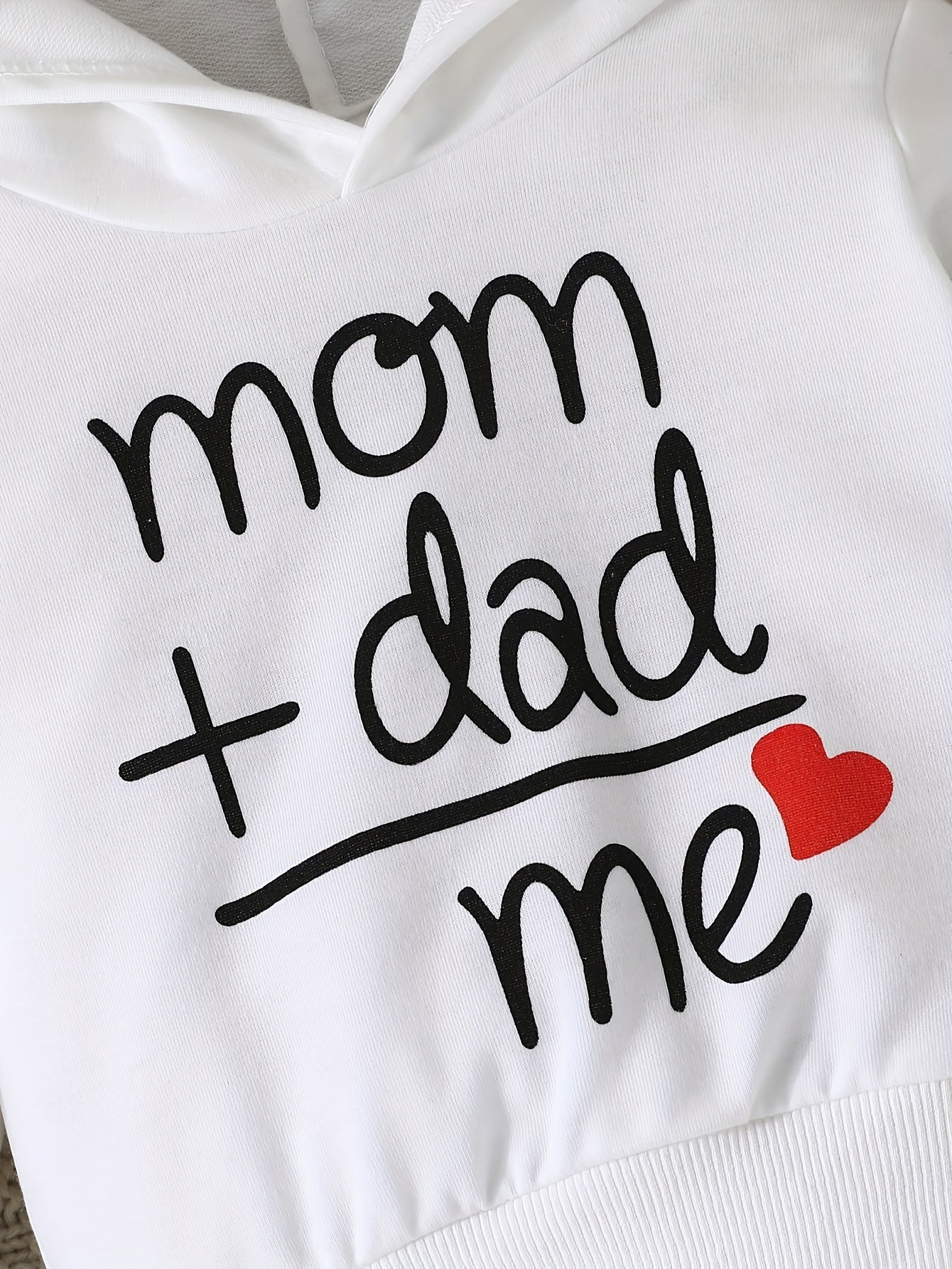 Conjunto de sudadera con capucha y pantalones de manga larga con estampado de letras "Love Dad and Mom" ​​de dos piezas para niños pequeños, ideal para exteriores.