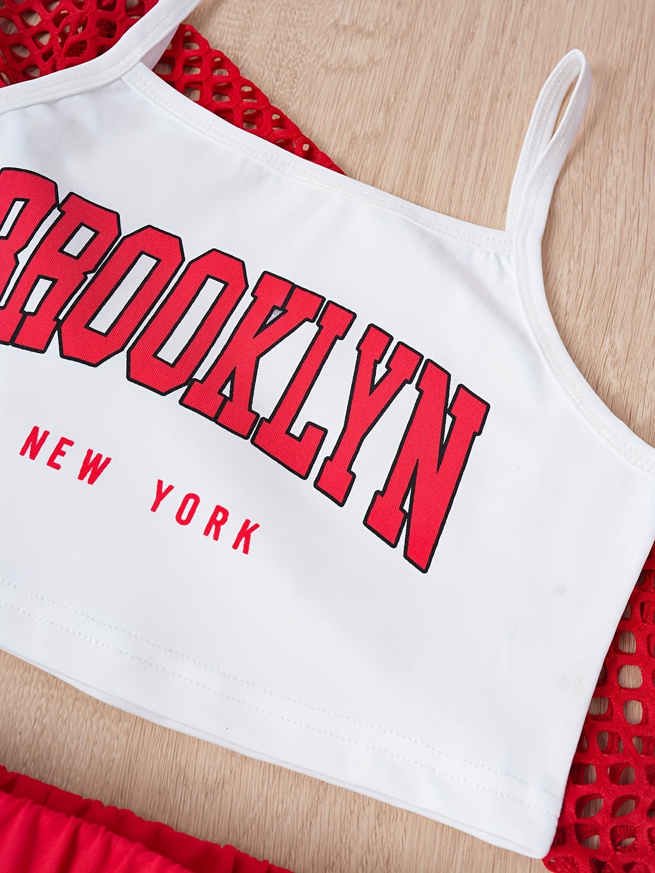 Conjunto de 3 piezas para niñas: camiseta con letras Brooklyn, top playero y pantalón deportivo. Versátil para uso informal de verano y exterior.