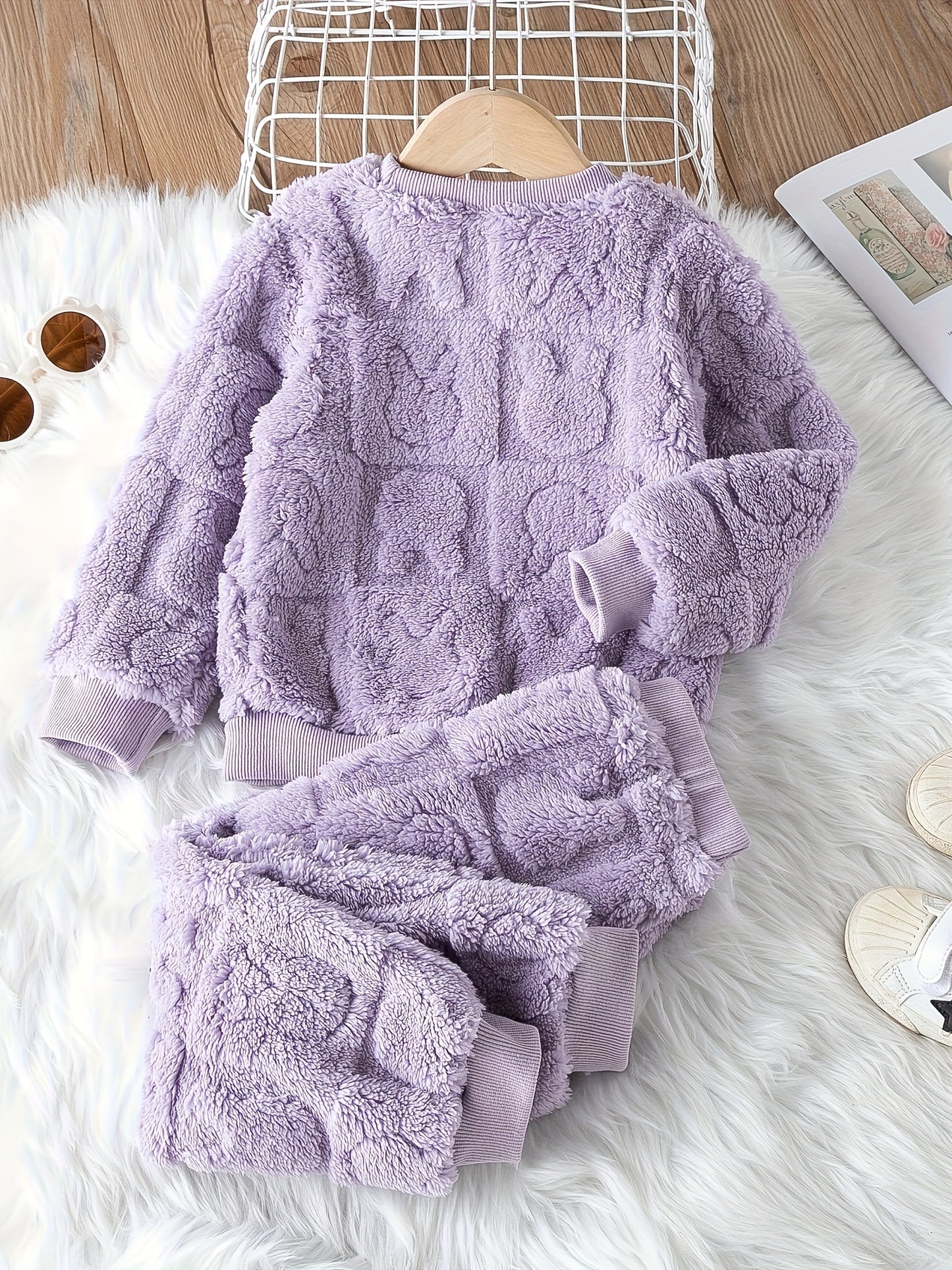 Casual Plush Animal Pattern Crew Neck Pullover Lash Set for - Cozy Warm Fall/Winter Long Sleeve and Pants Outfit, 100% Polyester Non-Stretch Knit Fabric for Weekend Casual Wear - Keep Away from Fire