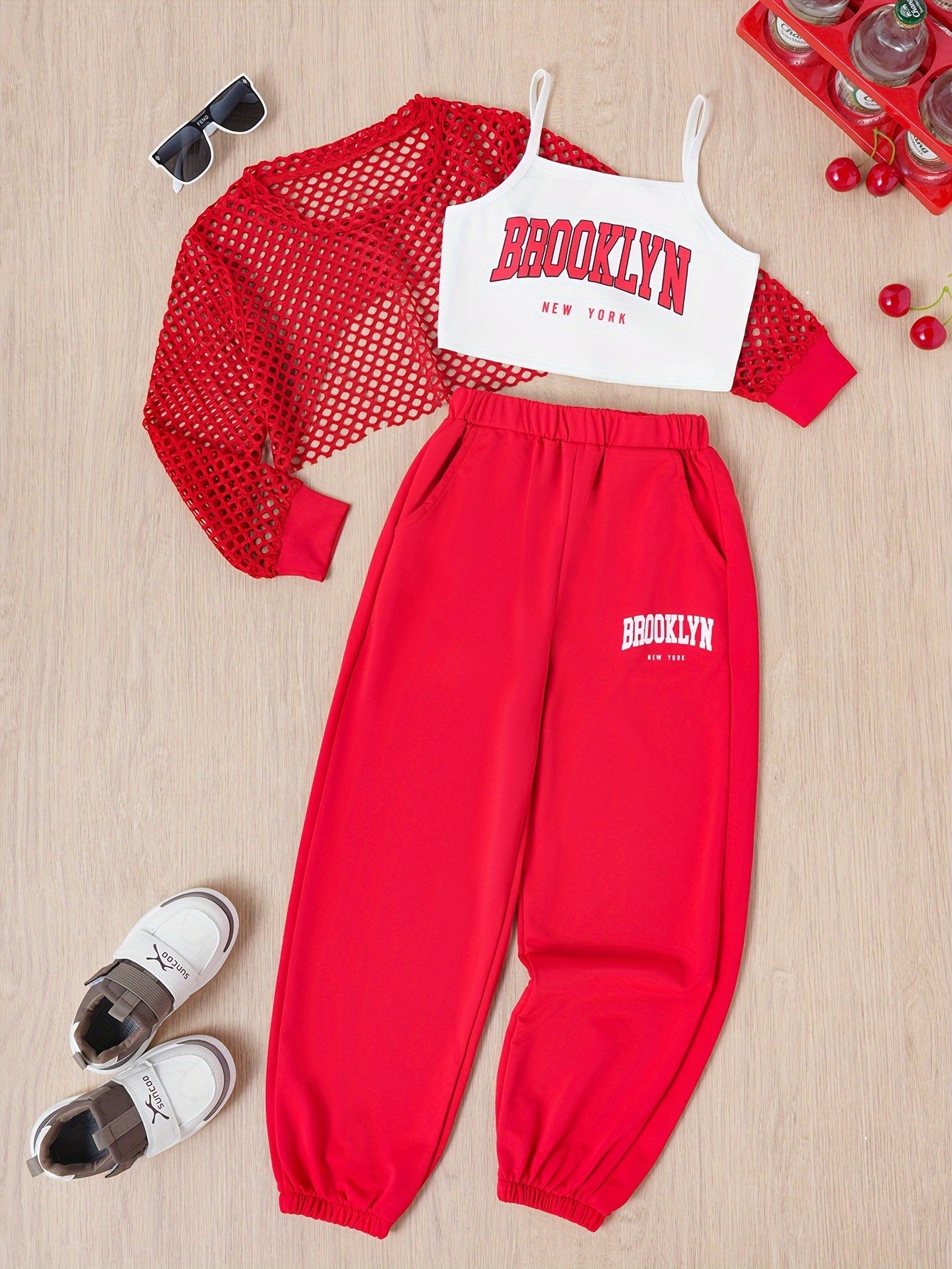 Conjunto de 3 piezas para niñas: camiseta con letras Brooklyn, top playero y pantalón deportivo. Versátil para uso informal de verano y exterior.