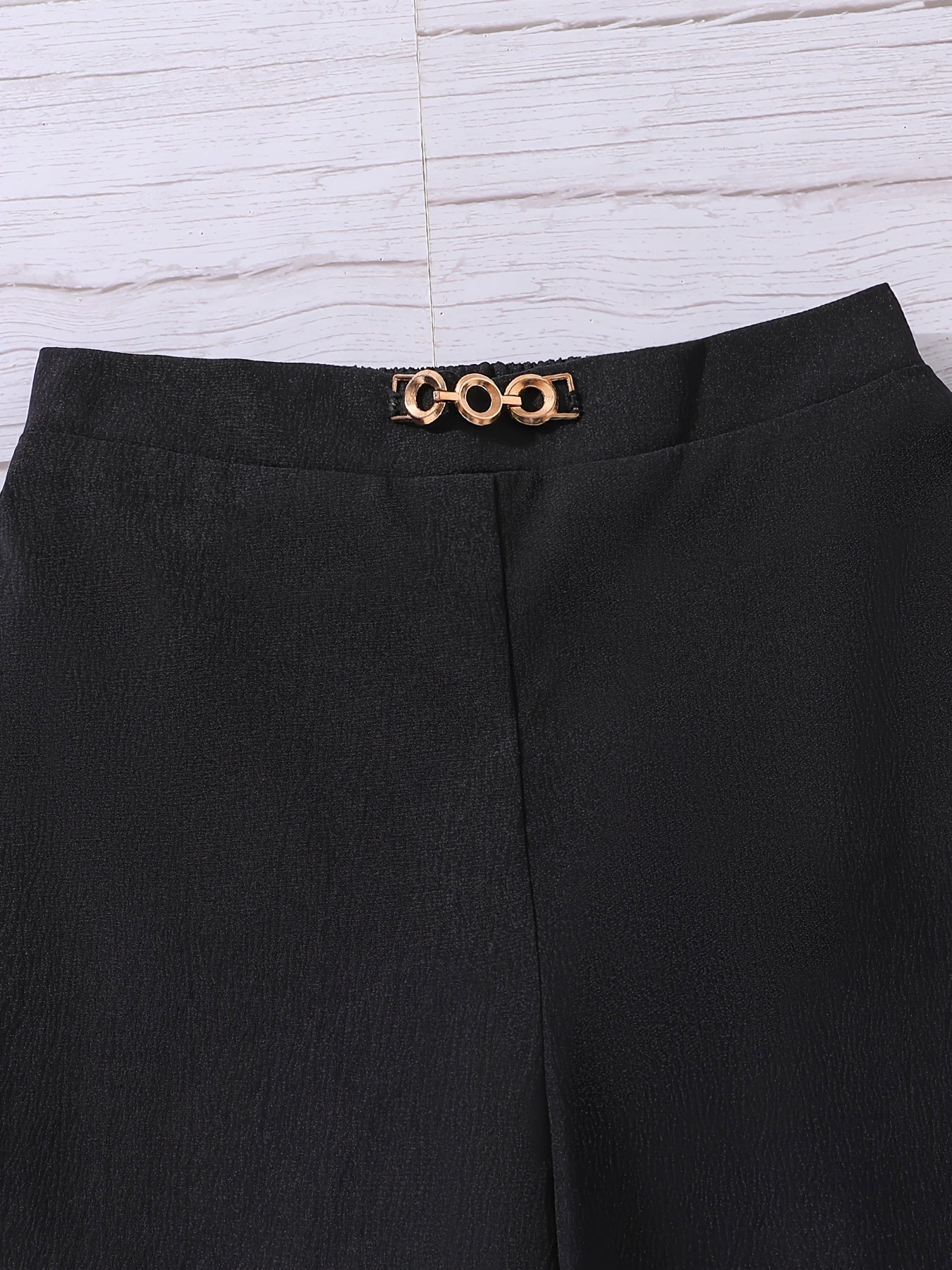 Conjunto elegante de 2 piezas para niña: camiseta de manga larga y pantalón recto con detalle de cadena metálica. Perfecto para otoño/invierno. Lavable a máquina. Ideal para exteriores.