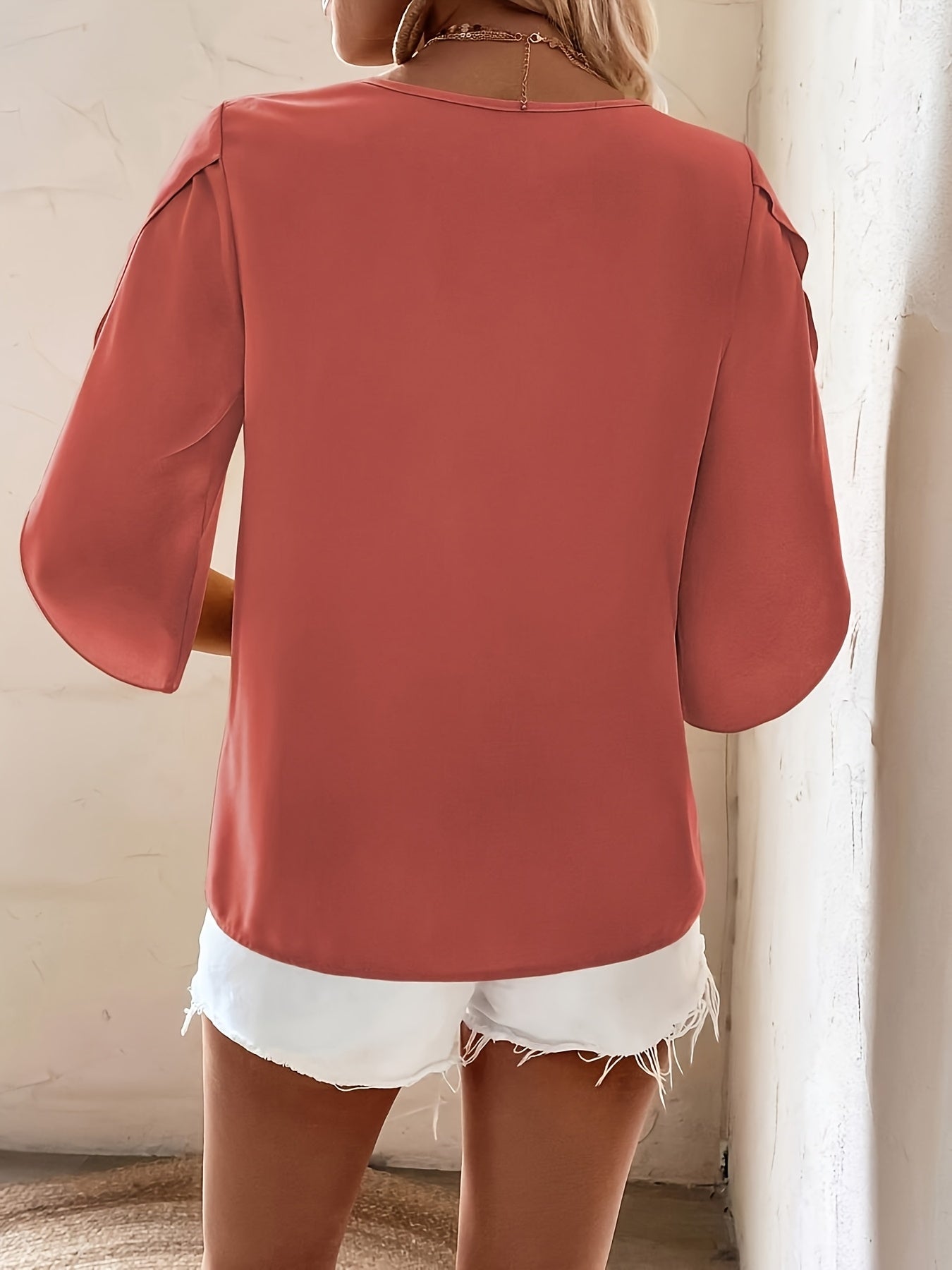 Blusa de color liso con escote asimétrico, dobladillo recto y mangas con volantes