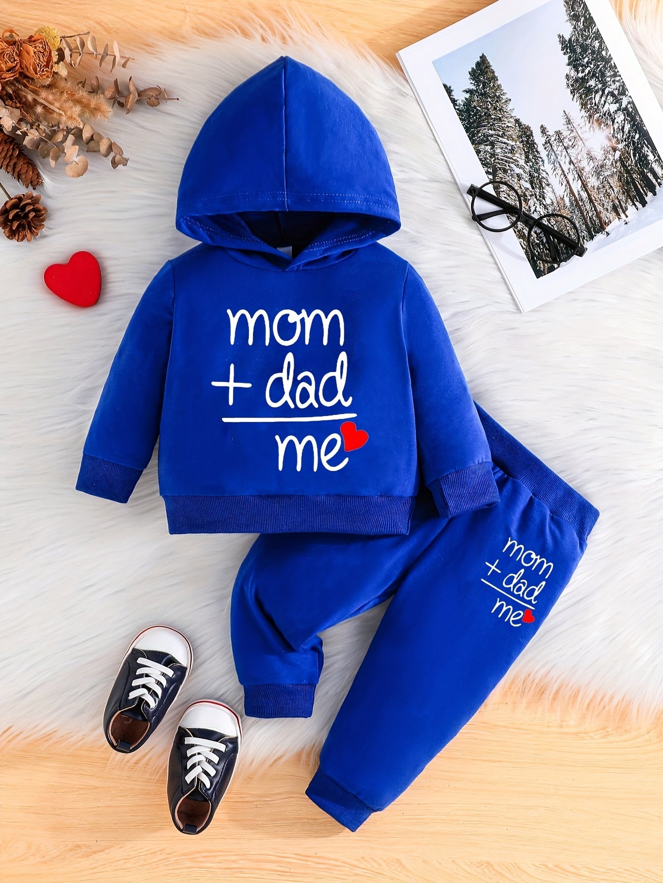 Conjunto de sudadera con capucha y pantalones de manga larga con estampado de letras "Love Dad and Mom" ​​de dos piezas para niños pequeños, ideal para exteriores.